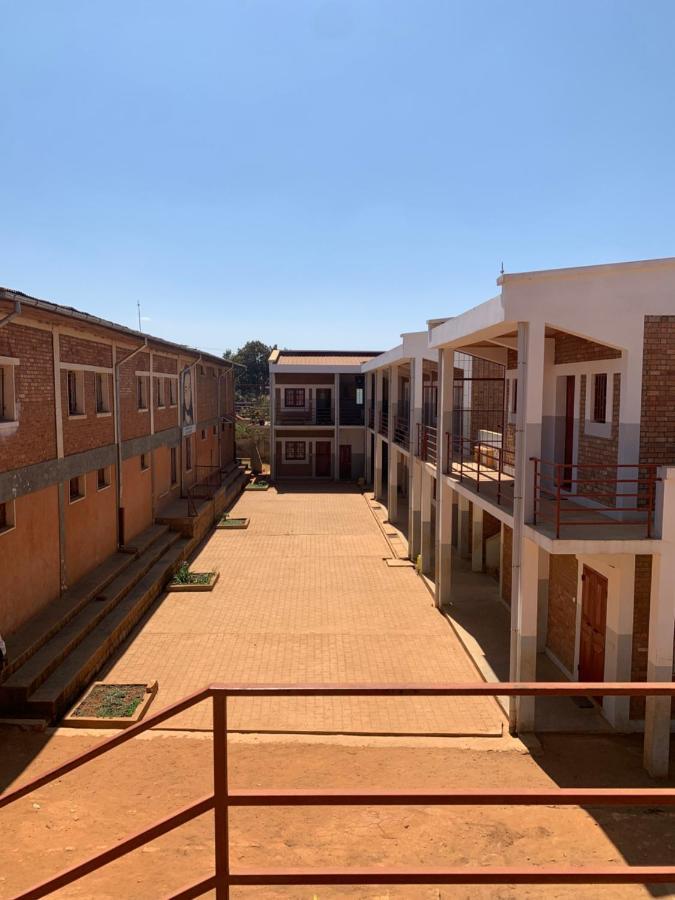 Apartmán Lycee Picot De Cloriviere Dont Les Revenus Financent L'Education Des Eleves Antsirabe Exteriér fotografie